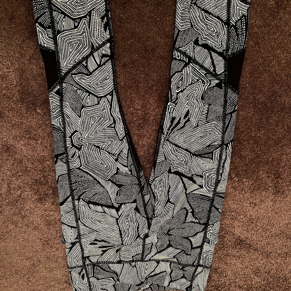 Lululemon womens tight size 6. Excellent used condition with no flaws.